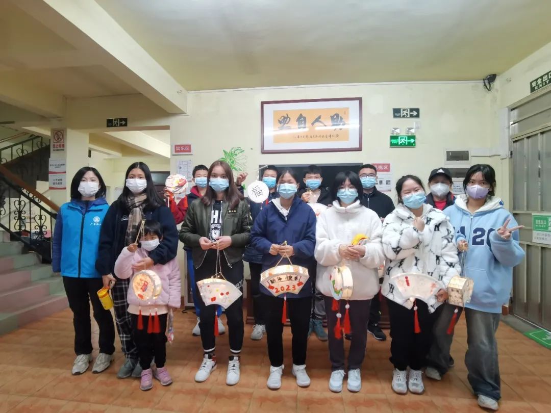 手提花灯探南源，共迎新春乐开颜