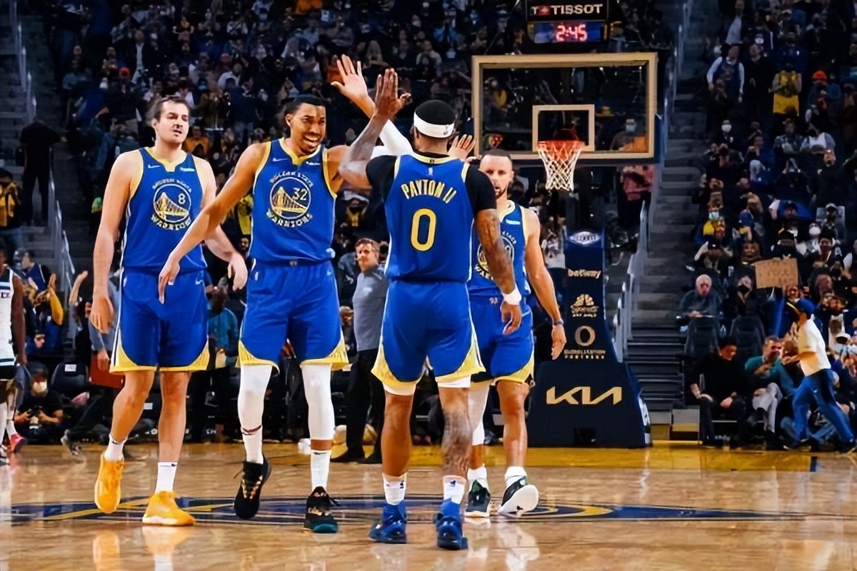 勇士队值得庆幸的是他们拥有库里,库里为了金州勇士付出了所有