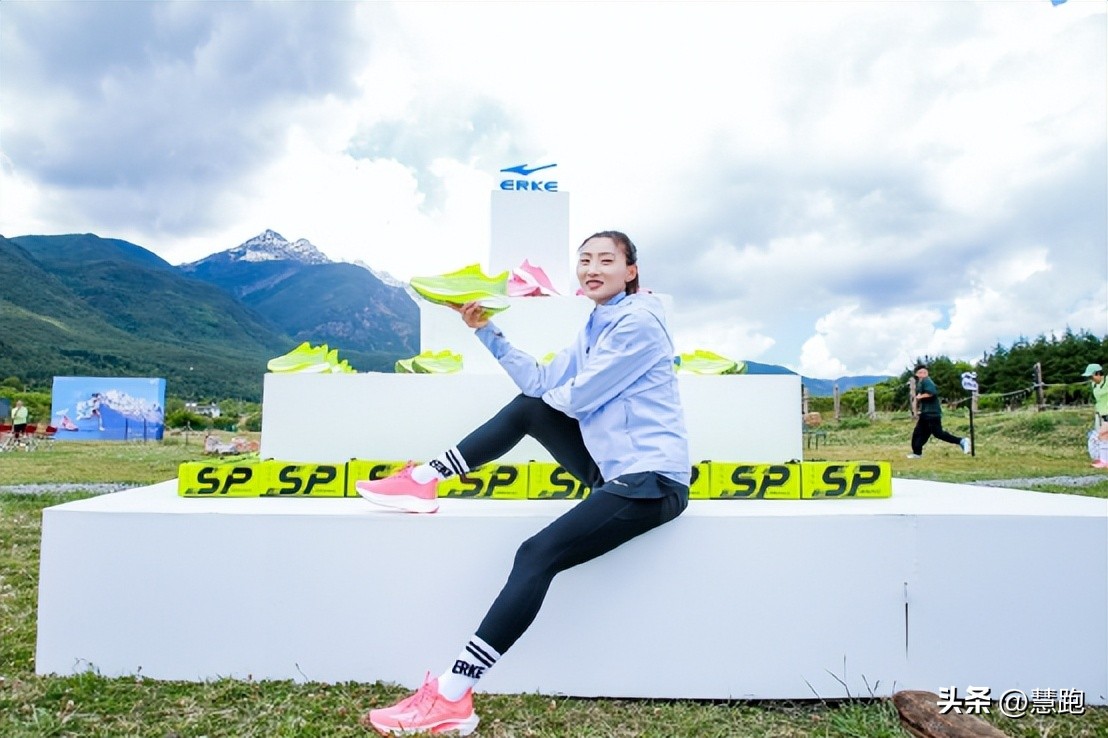 跑鞋内卷新高度：抢人抢名次争夺白热化你如何看？