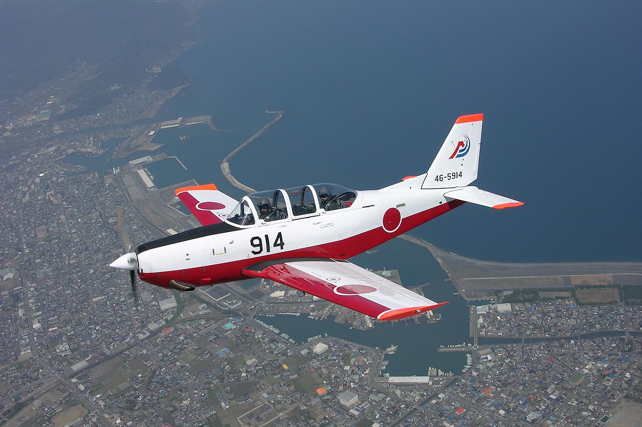 日本列岛的初级和中级训练机“富士T-7”