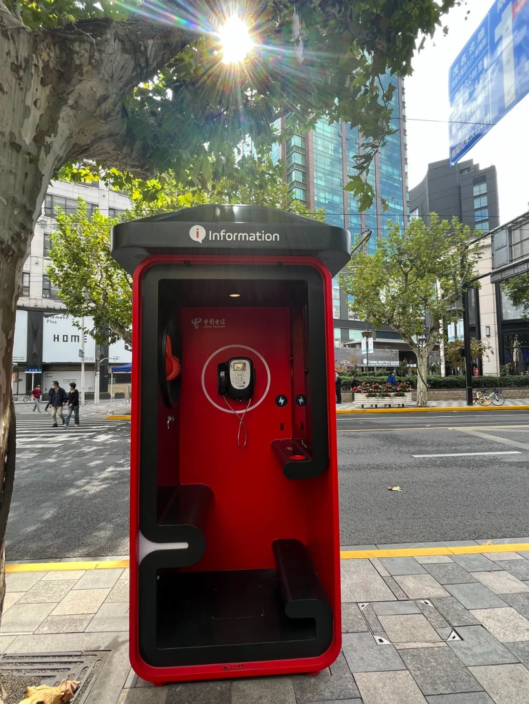 上海全封闭电话亭,为什么上海这么多电话亭