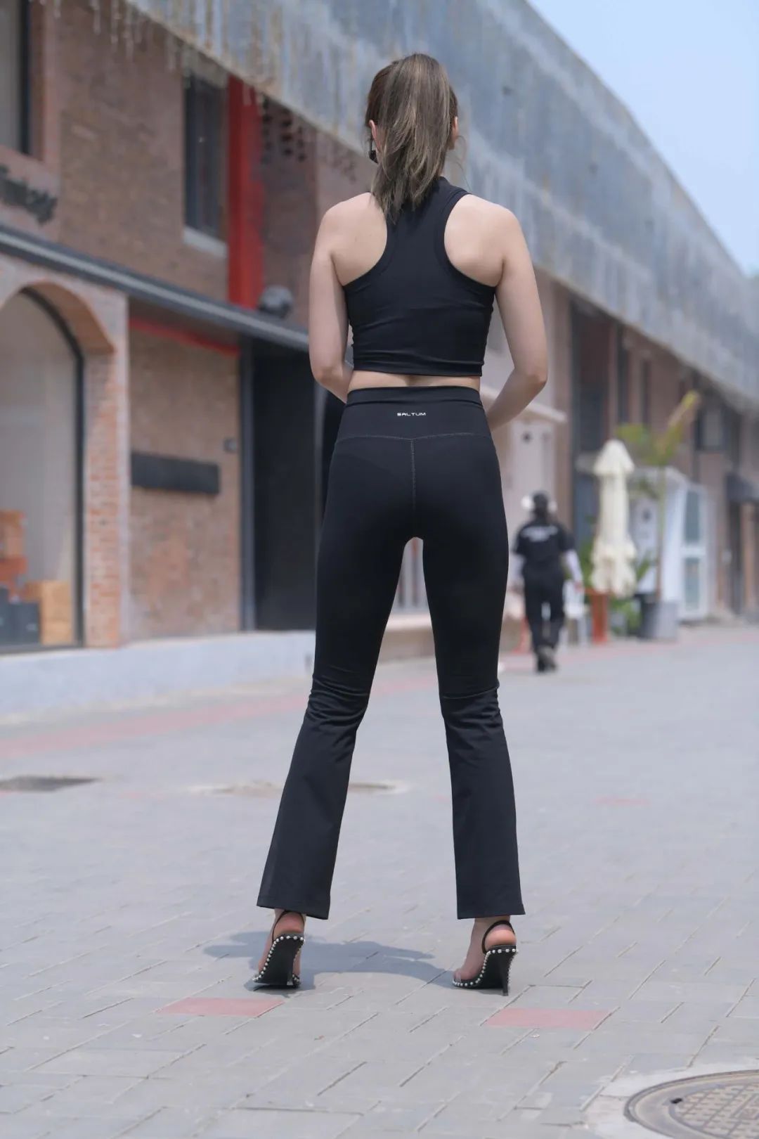 瑜伽服美女街拍全部照片,瑜伽服街拍穿搭高级感