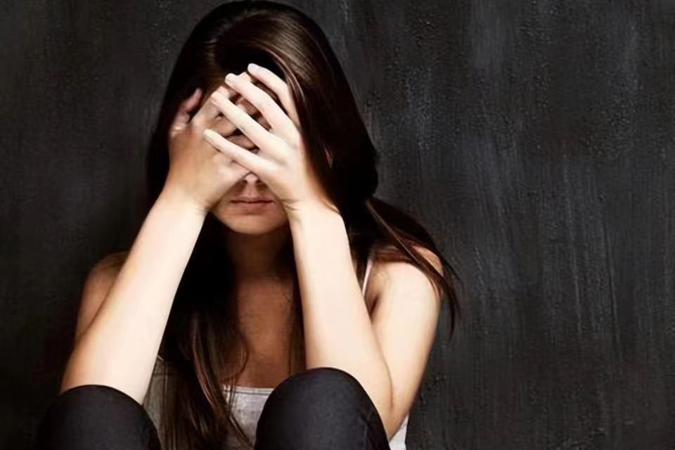 女大学生当家教被侵犯怎么判刑,学生遭遇老师性骚扰怎么判刑