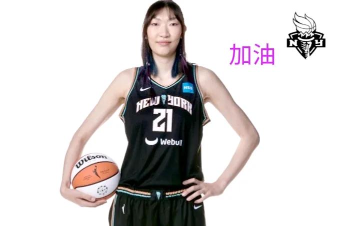 韩旭世界篮球最高殿堂定妆照，李月汝和男友甜蜜训练挥汗如雨