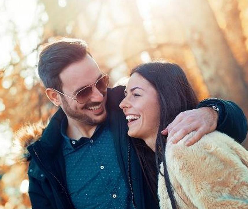 女性心窝口偏右烧灼感痛怎么回事,女性尿道口有烧灼感怎么回事