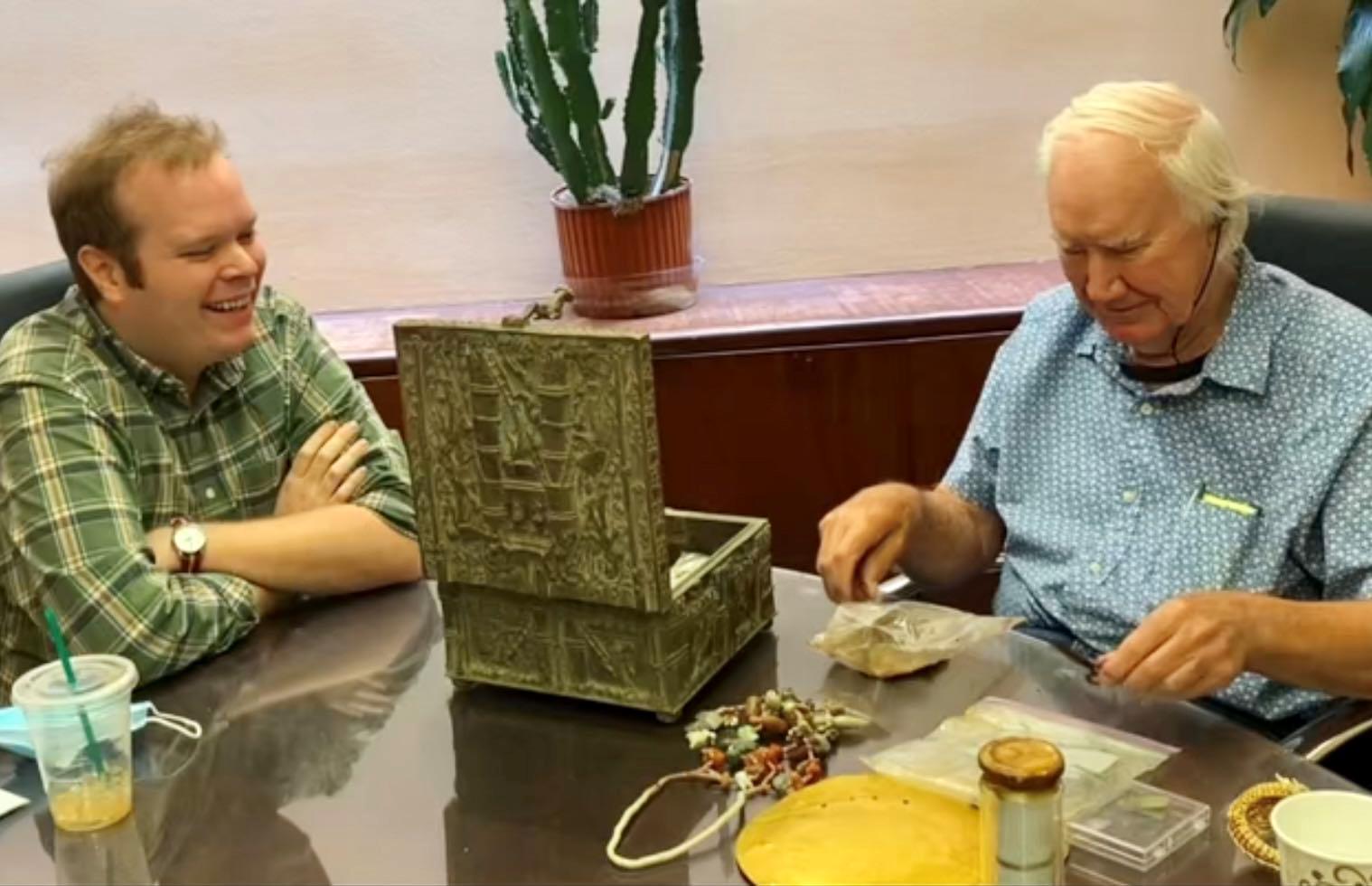 老人埋100万藏宝箱,老人发现山洞大量宝物