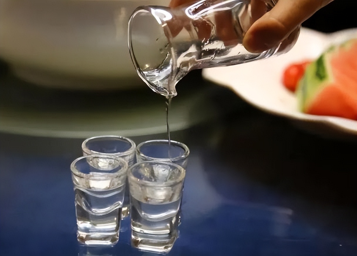 一男子喝白酒生命垂危,男子喝3斤酒成植物人