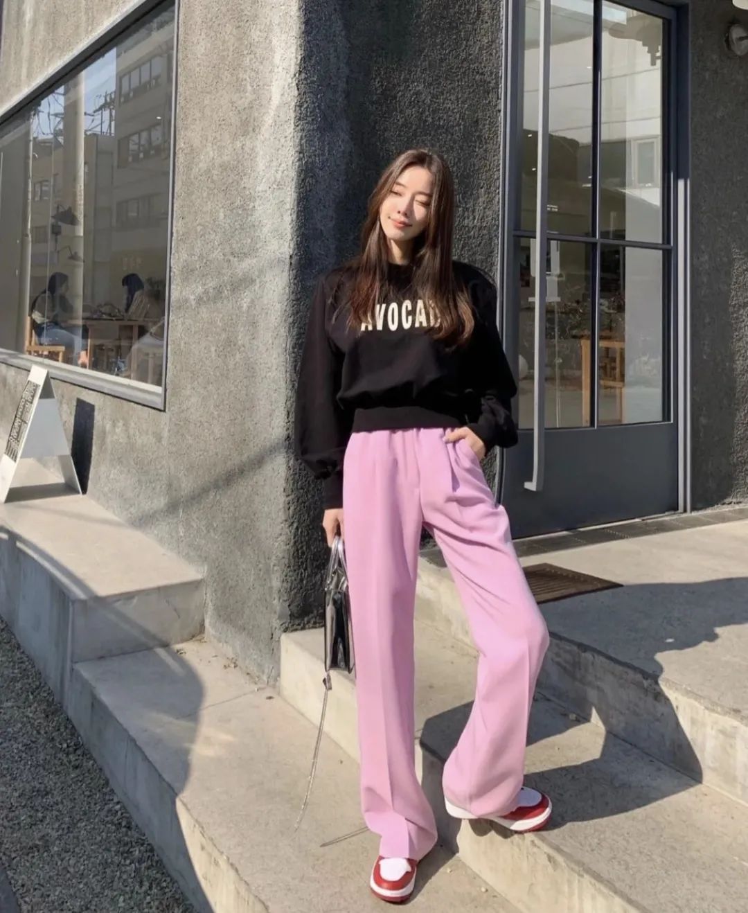 黑色卫衣如何内搭,黑色卫衣搭什么裤子好看