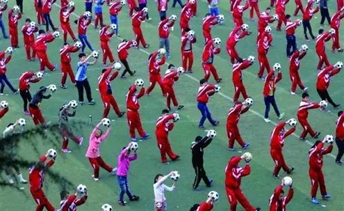 小学生的足球踢得又高又远,中小学生足球操足球能踢吗