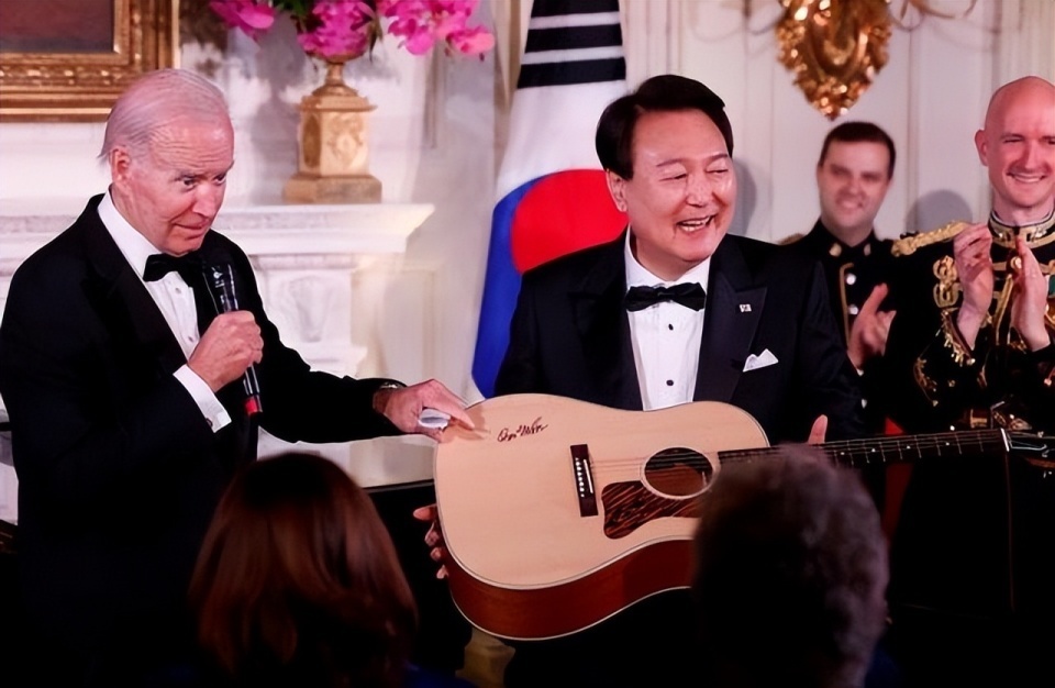 尹锡悦在美唱美国派，在日对膏药旗鞠躬，让韩国朝野玻璃心碎一地