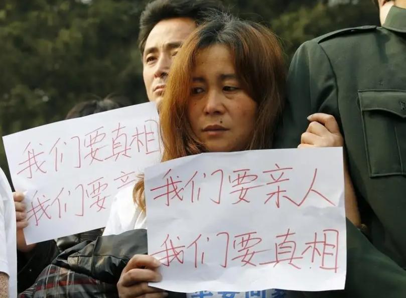 马航已经失联8年，那些拒绝252万赔偿的家属，如今过得怎么样？