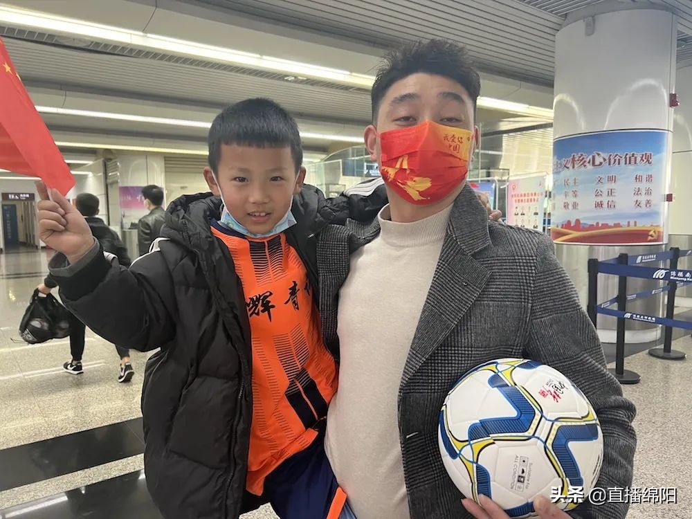 女足国脚张琳艳回乡,中国女足张琳艳回家乡获奖