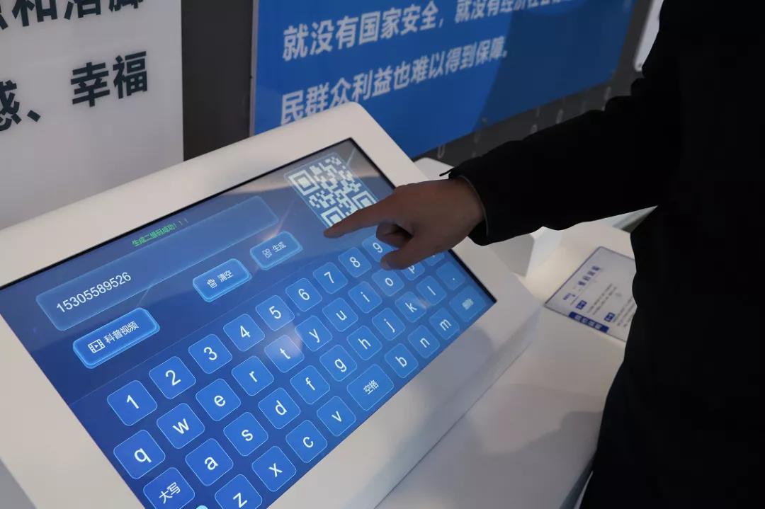 刚刚！阜阳市科技馆上新！AI换脸竟如此逼真