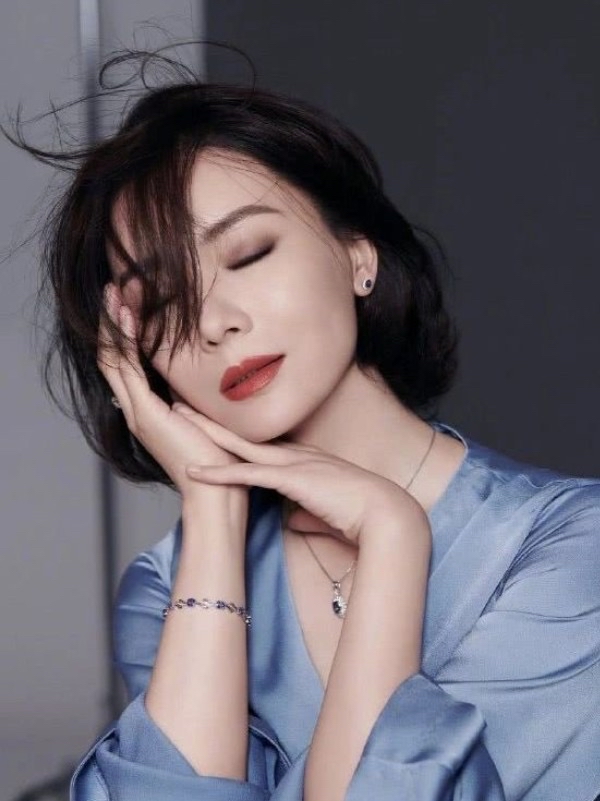 黑长直发量少烫什么卷发减龄,适合学生党的卷发纯黑粗发质