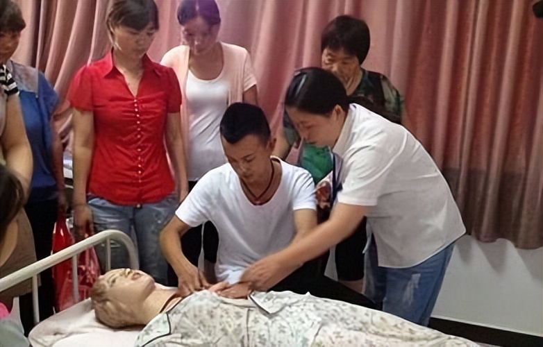 90后小伙成为催乳师,小伙做催乳师月入十万