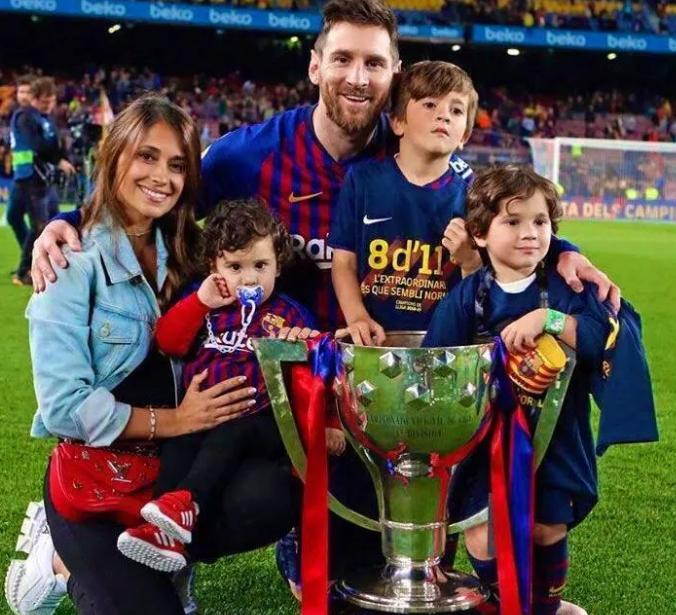 梅西致敬生命中最爱的两位女人,梅西球王真实感人故事