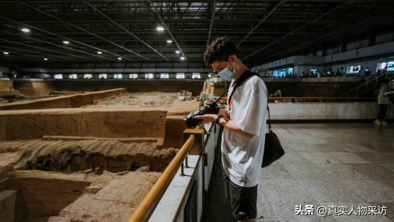 我，英国人，与中国女友相爱，每月上缴工资，想当个中国好女婿