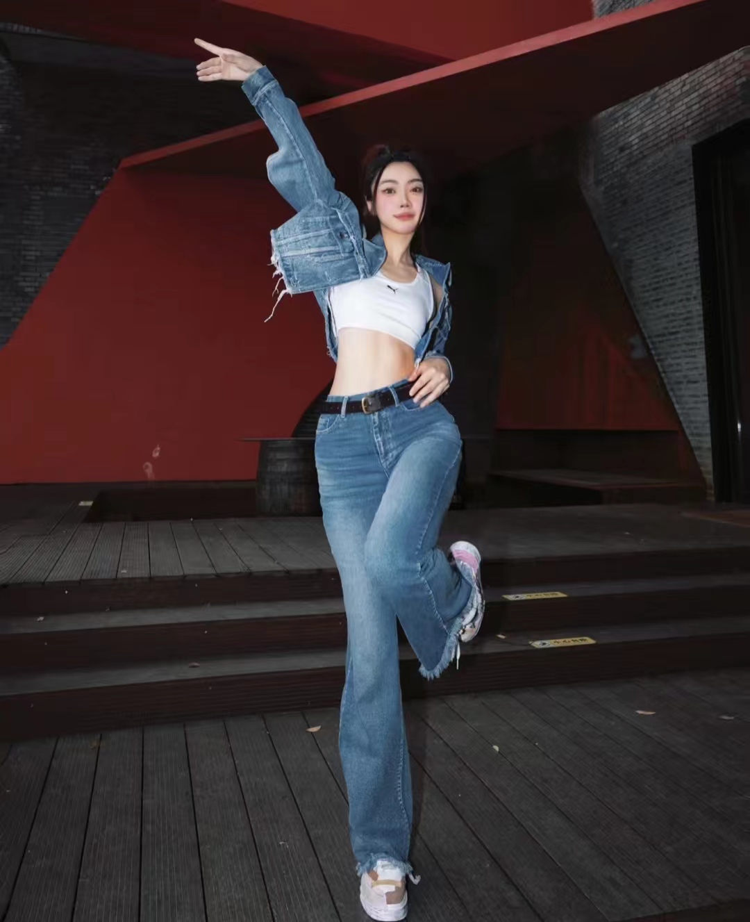 牛仔外套怎么穿搭才好看,牛仔外套的穿搭技巧和方法