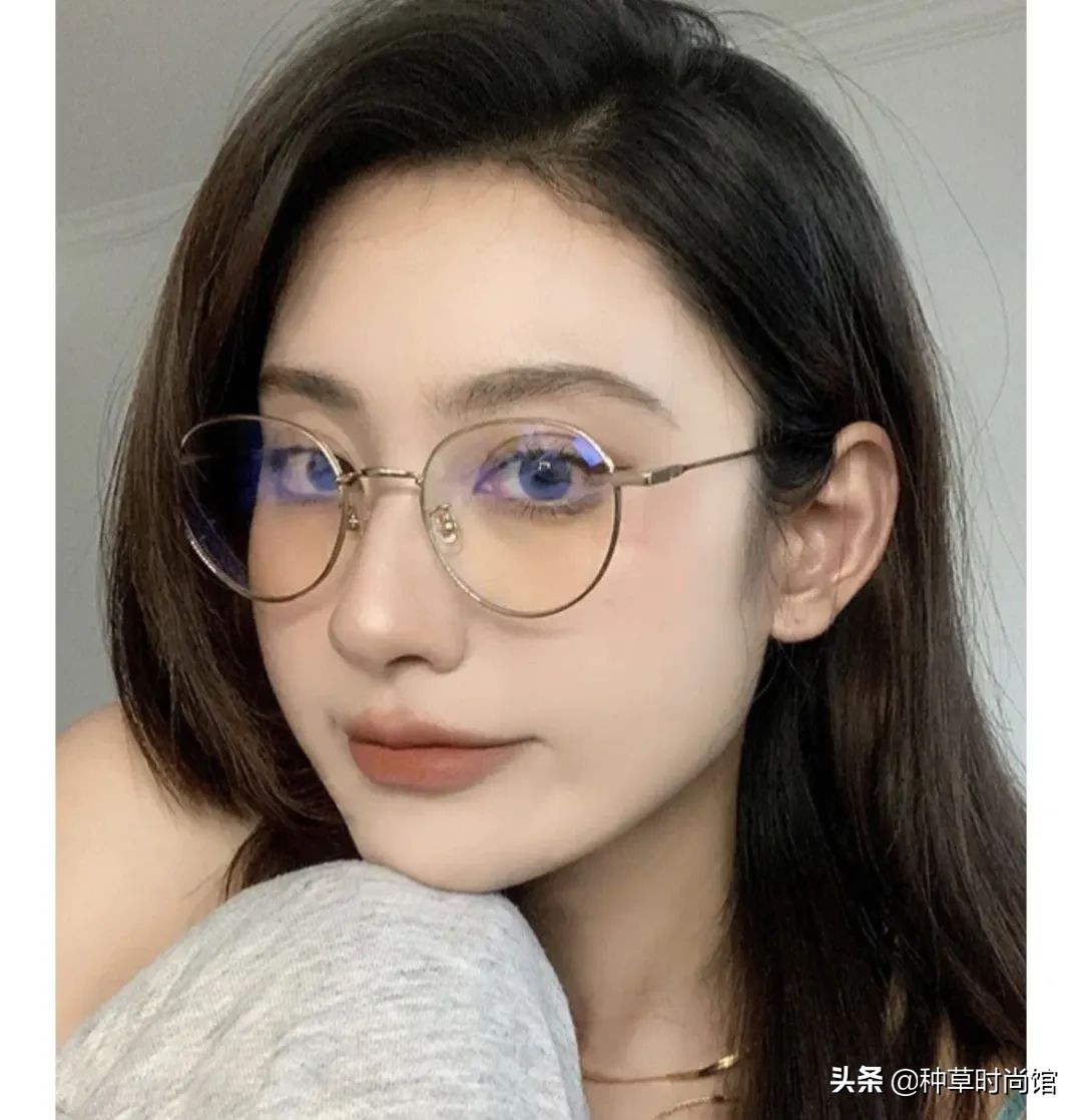 女孩问戴眼镜和不戴眼镜有啥区别,戴眼镜和不戴眼镜女生对比图