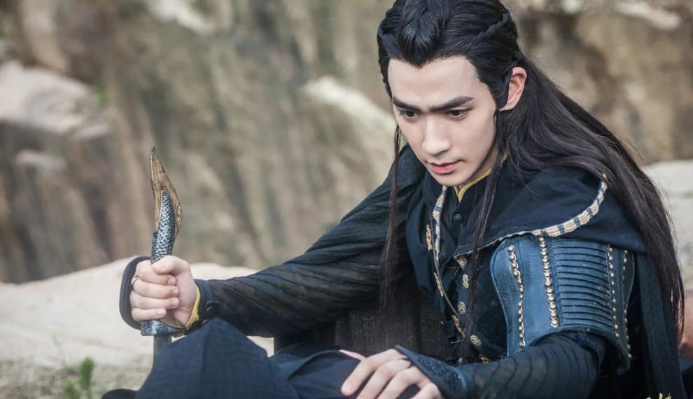 35岁朱一龙获金鸡影帝惹争议,朱一龙从影12载首次获35届金鸡