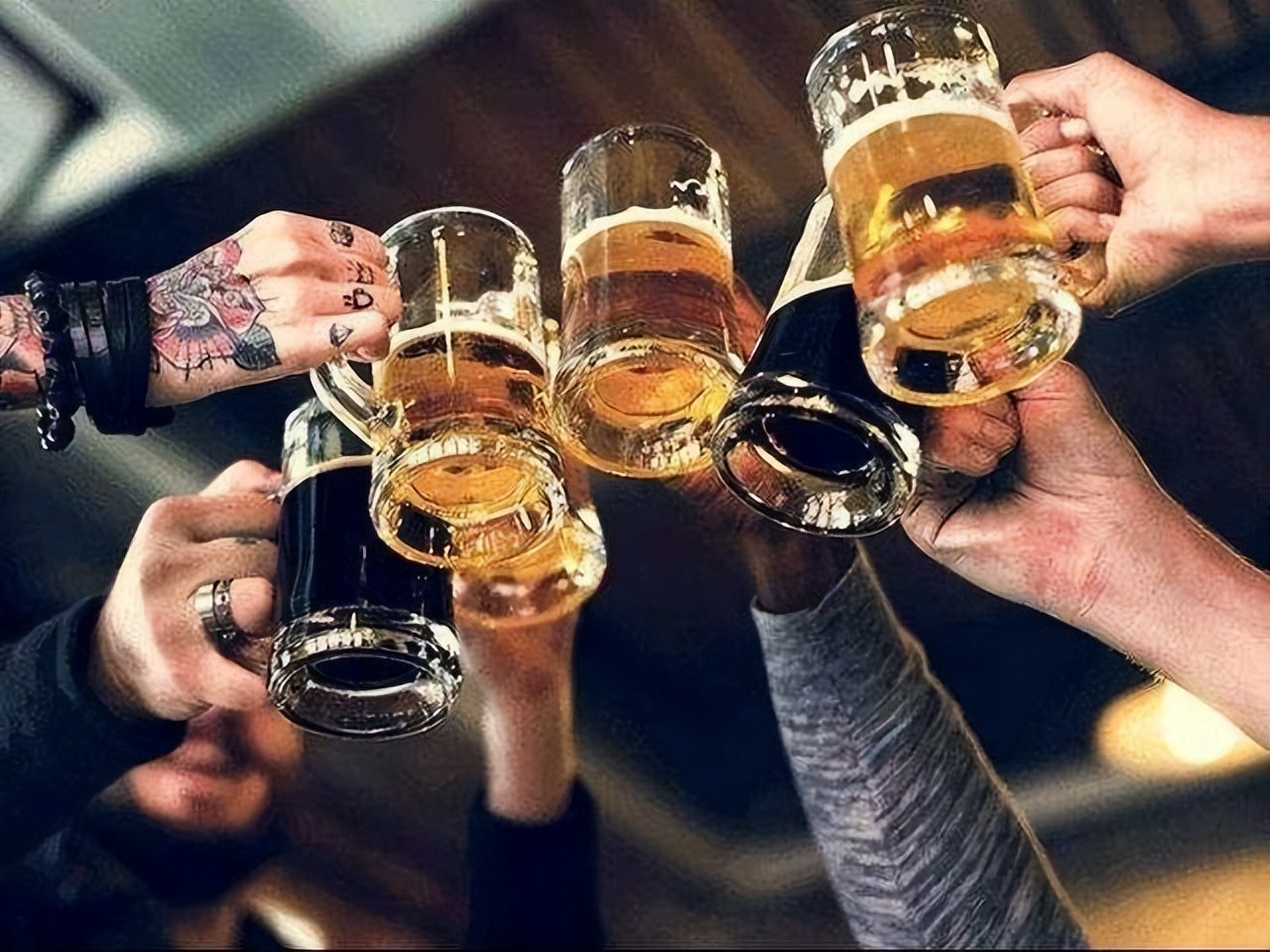 每天晚上喝一瓶啤酒睡觉会怎样,每晚喝一瓶百威啤酒身体好吗