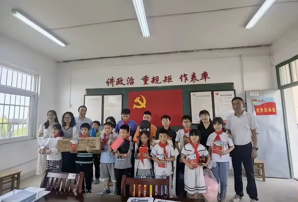 传递温情奉献爱心我们在行动,爱心圆梦情暖童心