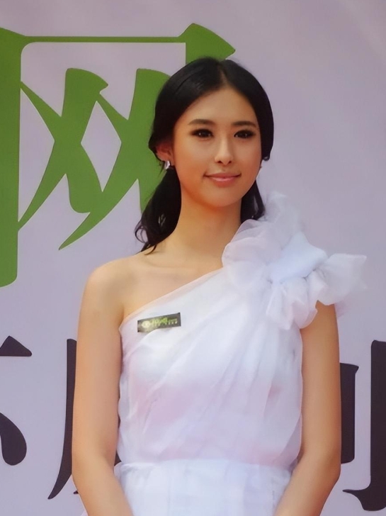 翟凌曾被誉为第一车模,车模翟凌事件