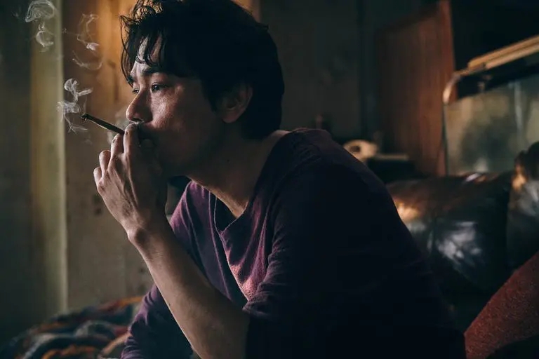 一部《手卷烟》，看尽了香港黑帮的末路，也看透了人性的深度