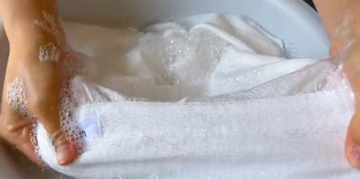 白色衣服用漂白水后变红怎么办,白色衣服黄了不要扔教你一招变白