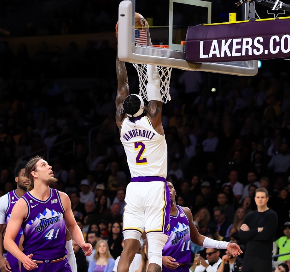 湖人将对战勇士詹姆斯三分绝杀,勇士库里对战湖人詹姆斯