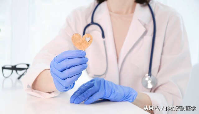 小腿脱皮是缺少什么营养,小腿脱皮像鱼鳞是缺维生素吗