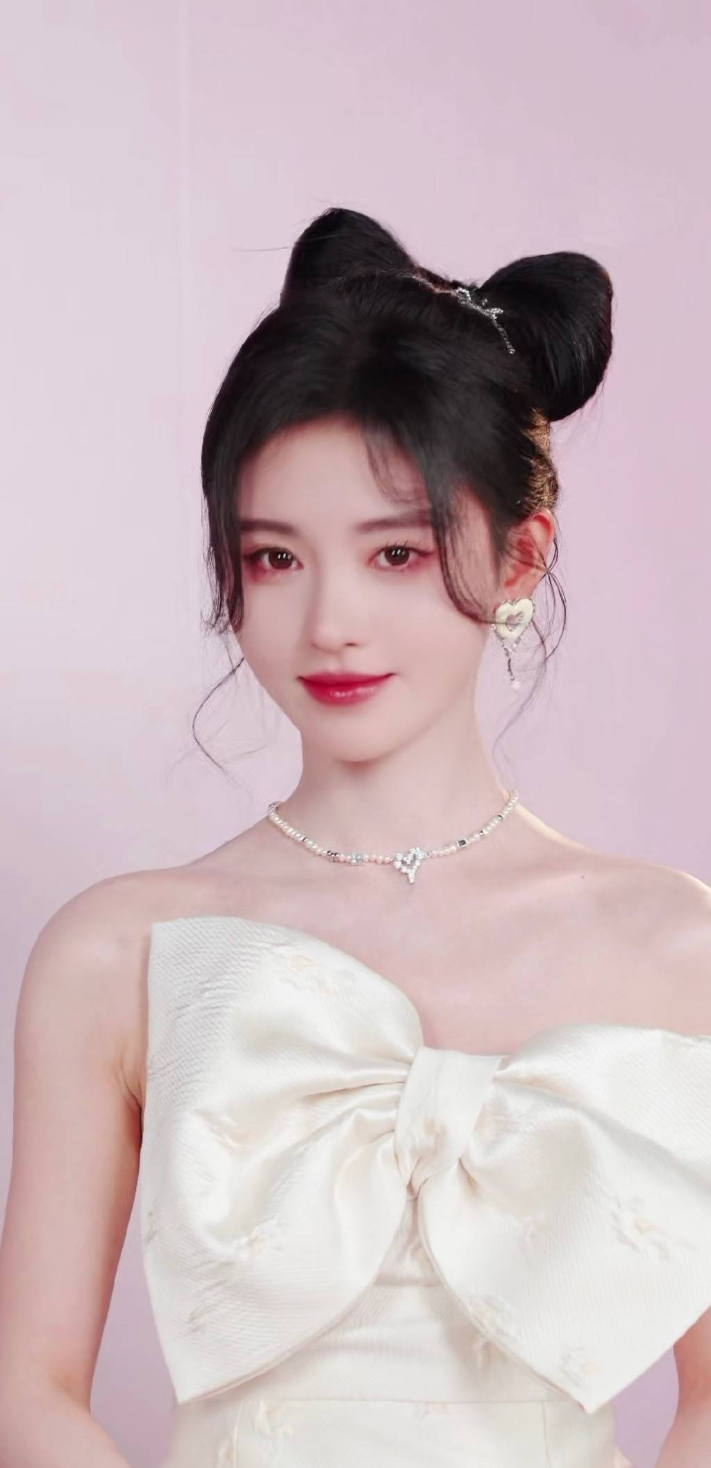 鞠婧祎黑色丝绒礼裙黑蝴蝶结,鞠婧祎粉色蝴蝶结吊带裙舞台花海