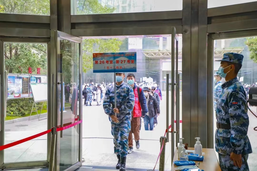 军队文职人员和公务员有哪些区别,部队文职比事业编待遇好吗