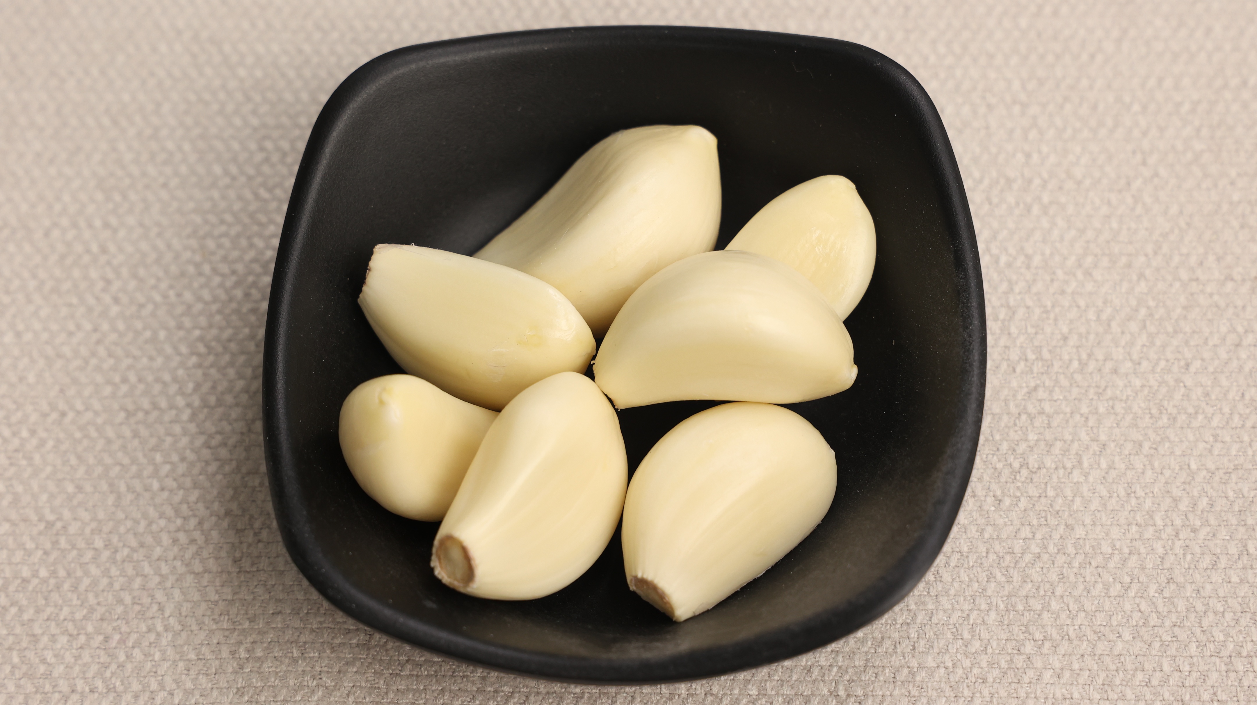 夜里失眠要吃哪些食物来解决,经常失眠的亲人睡前少吃四种食物