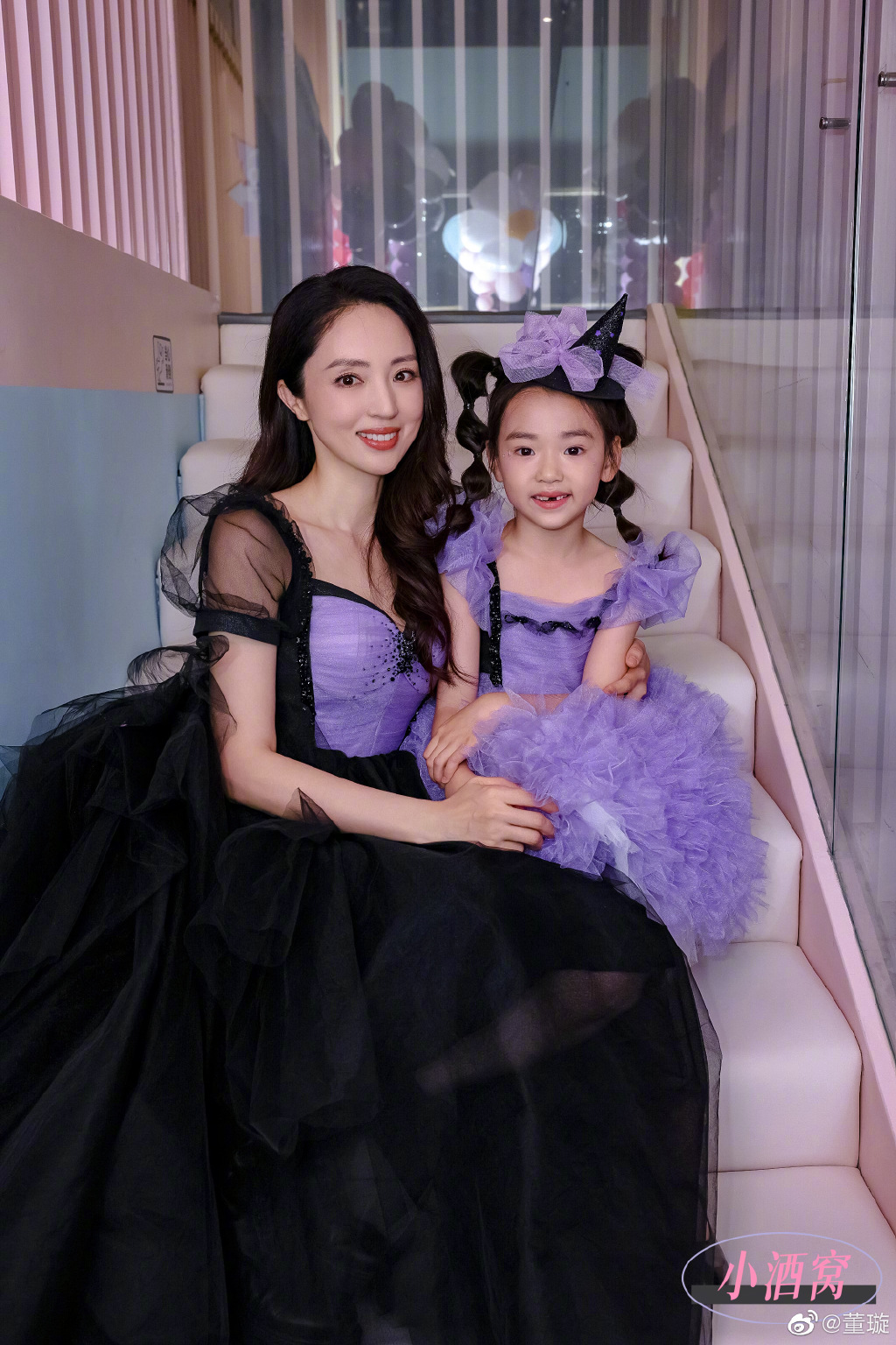 昔日一家三口罕见同框！董璇为女儿庆祝7岁生日，穿亲子装颜值养眼，前夫高云翔穿粉色T恤露面打扮似少年