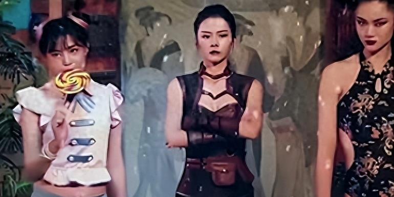 牛角胸罩,诱惑式舔刀尖,这些颠覆三观的镜头,看完让人一言难尽