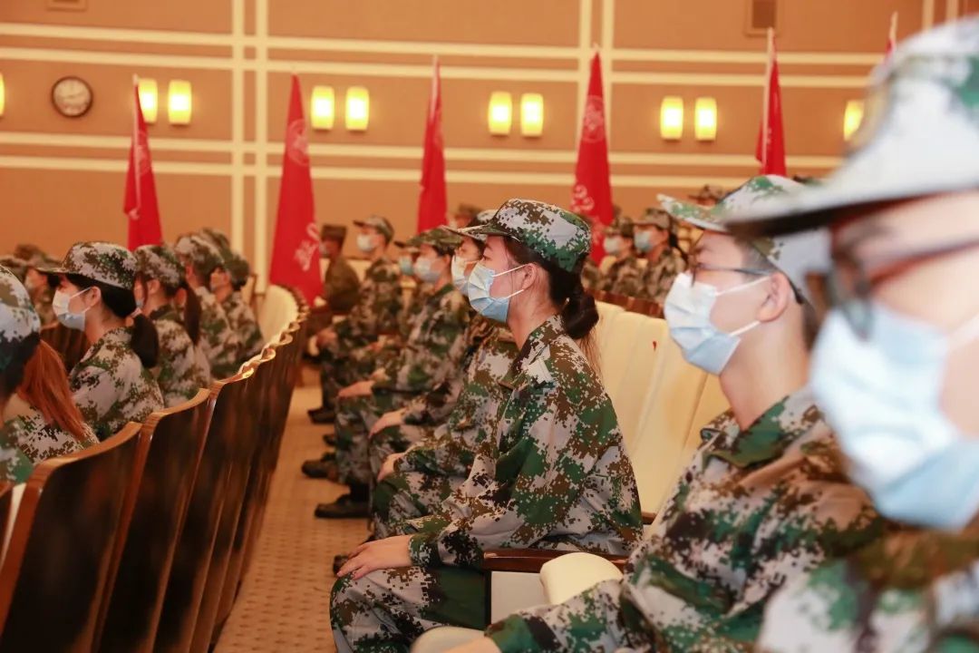 军训英姿飒爽的背后是汗水换来的,军训用汗水向青春致敬