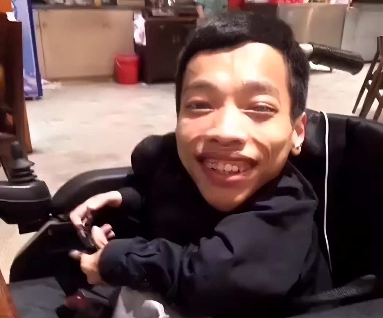 “袖珍总裁”身高90厘米，16岁创业资产高达3亿，娶美女秘书为妻