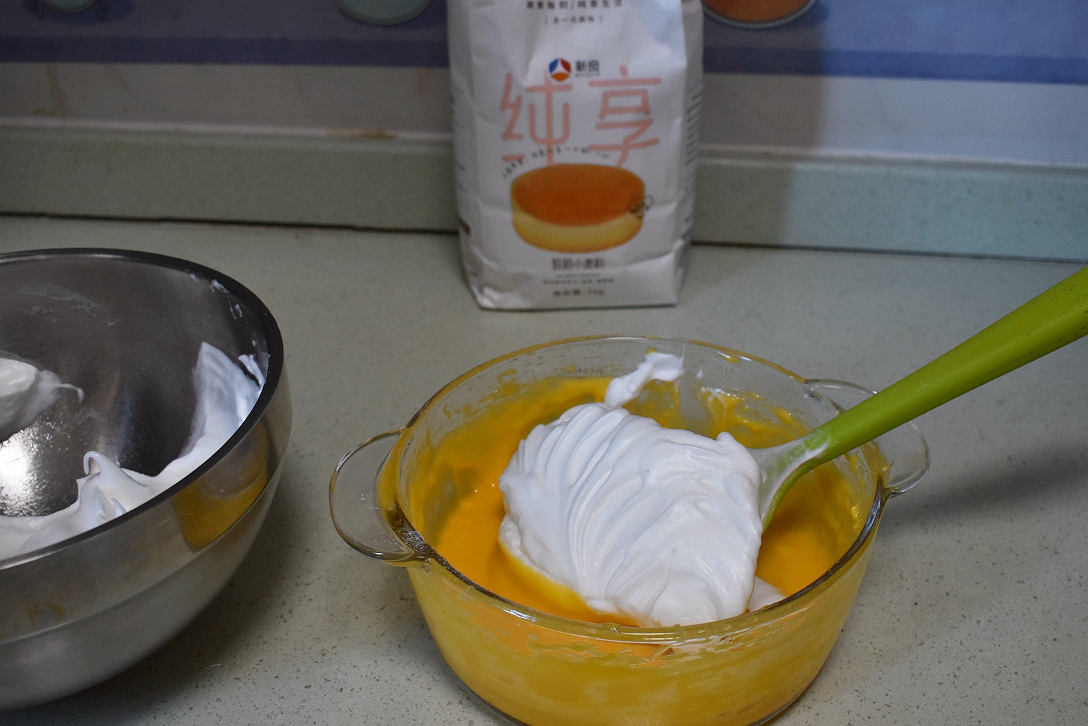 蓬松柔软的蛋糕该怎么做,用烤箱怎么做蛋糕蓬松柔软