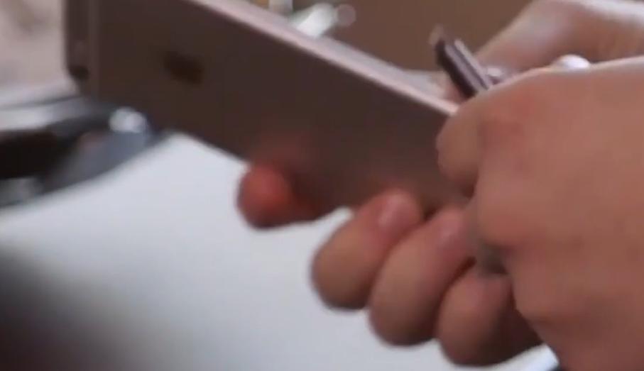 为什么手机充电发烫屏幕变暗,为啥夏天手机充电发热