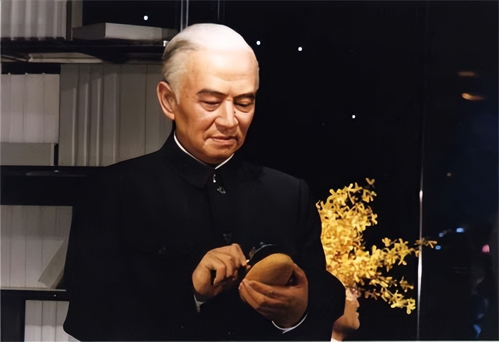 1964年原*弹子**爆炸成功,报纸刊登照片,周总理:把地面裁掉,为何