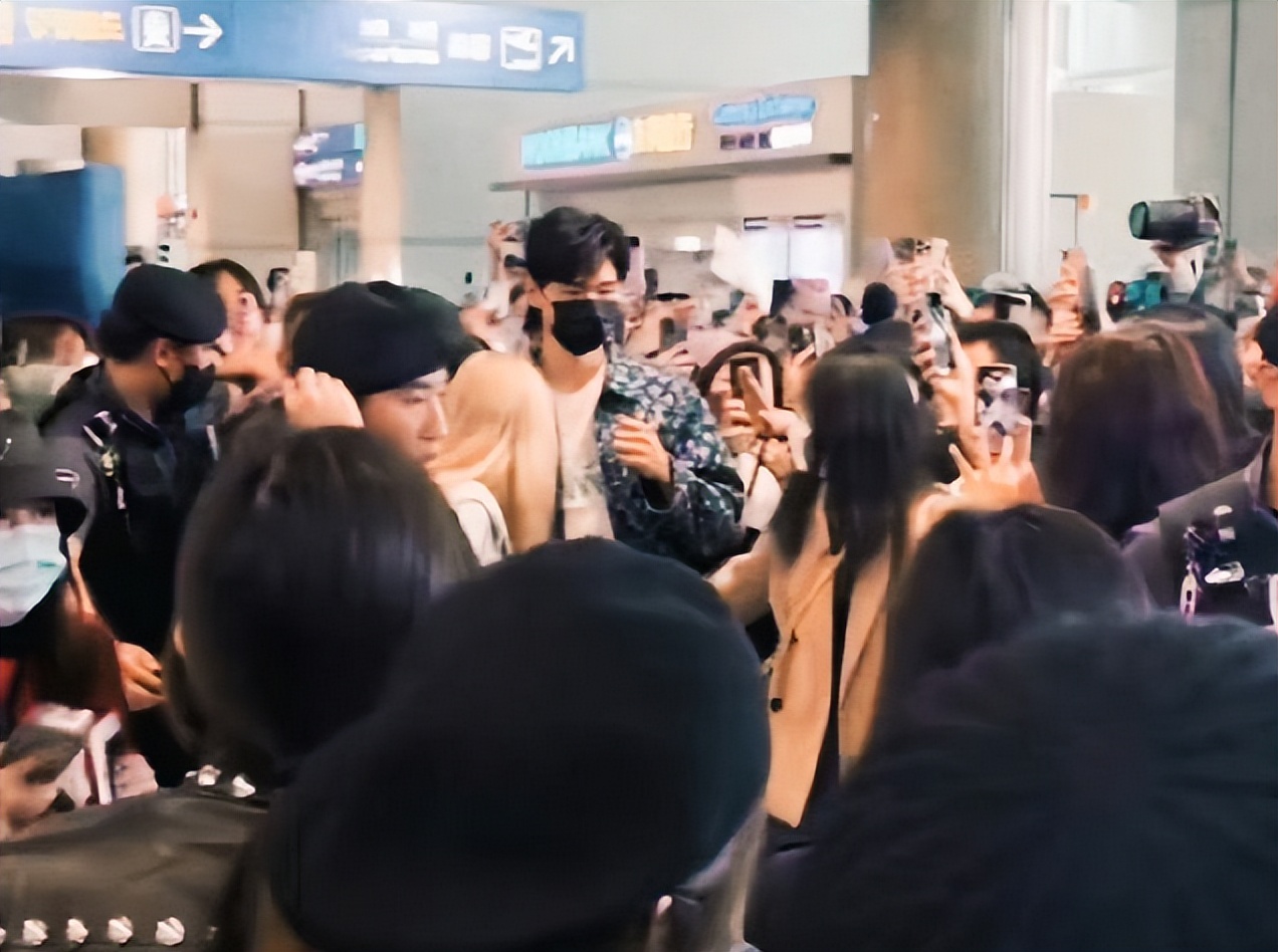 龚俊抵达韩国人气爆棚，机场拥堵粉丝尖叫，多部剧曾在韩热播