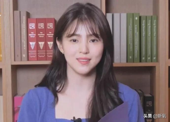 韩素希下颌拐点高,高颧骨韩素希