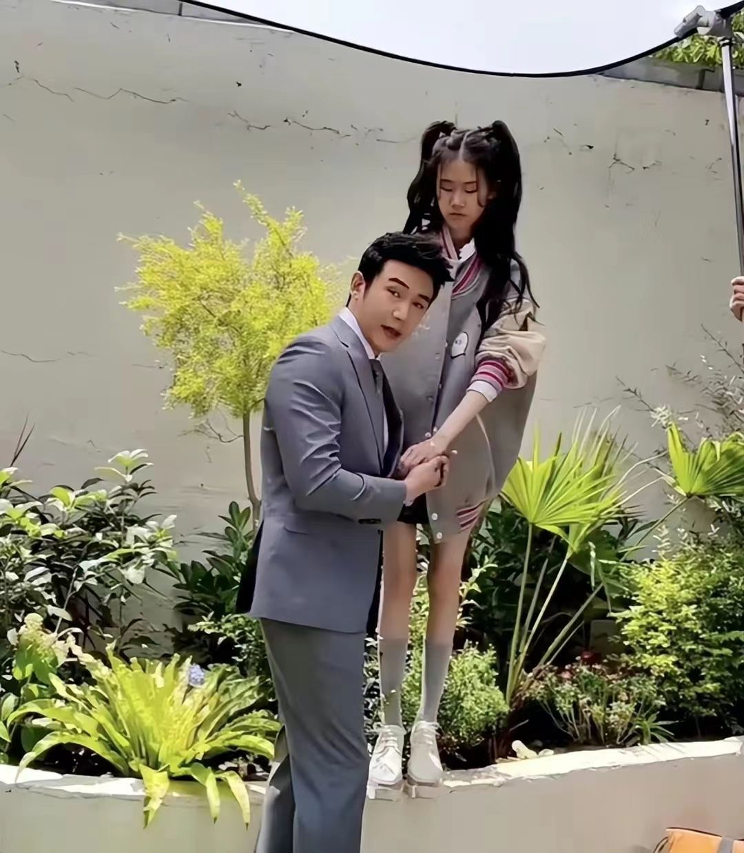 陆毅的大女儿的腿,陆毅大女儿近照多瘦