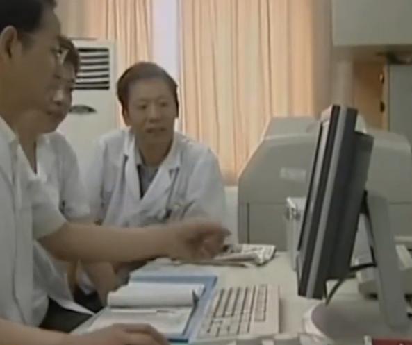 故事:江苏70岁老人头疼欲裂,检查时发现颅内有*弹子**,吓坏在场医生