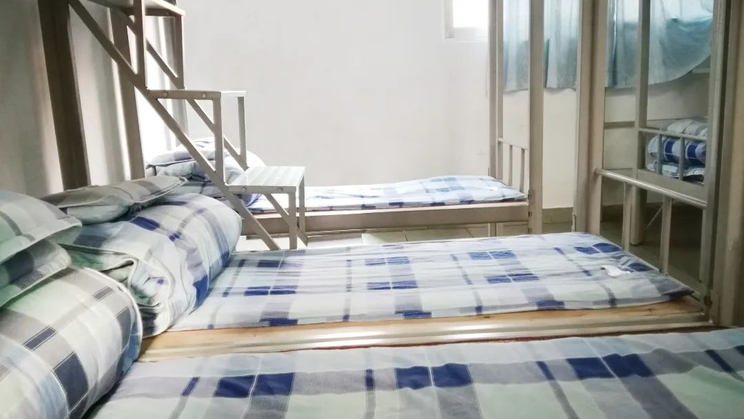 石碣四海学校和东盈学校哪个好,石碣四海学校2023年学费多少钱