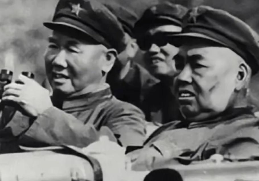 85年*世友许**逝世后，留下罕见照片，将军遗体旁的三个人分别是谁？