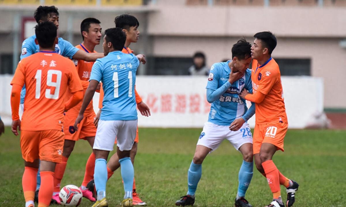 实力平庸却靠关系加盟球队，3年赚180万，被老板当众揭穿。