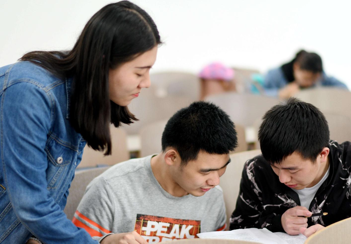 管好你们的学生！大学生在评论区要东西，洛阳理工神回复逗笑众人