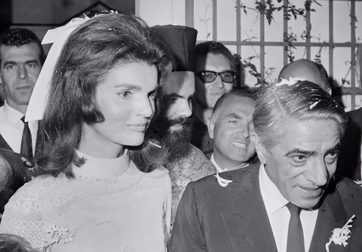 肯尼迪总统被*杀暗**后39岁的妻子为什么会改嫁给62岁的希腊富翁